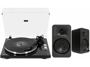 Sort Denon-vinylpladespiller med transparent låg og par sorte højttalere set forfra og fra siden
