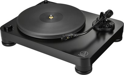 Toca‑discos Audio Technica AT-LP7X preto visto em três quartos, prato largo e braço de leitura reto à direita