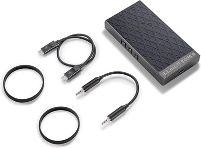 Højkvalitets hovedtelefonforforstærker Astell&Kern PA10, sort tekstureret rektangulært kabinet, 3 sorte kabler, 2 sorte cirkulære ringe