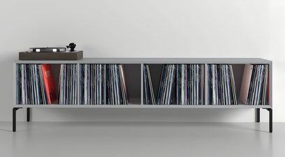 Matinis pilkos spalvos Clic Classic Series Model 241 AV baldas, 4 vinilų nišos, juodos metalinės kojelės, patefonas kairėje, vaizdas iš priekio