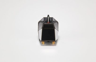 Giradischi Rega Nd5, vista frontale, forma geometrica, colore nero, 2 connettori dorati visibili in basso