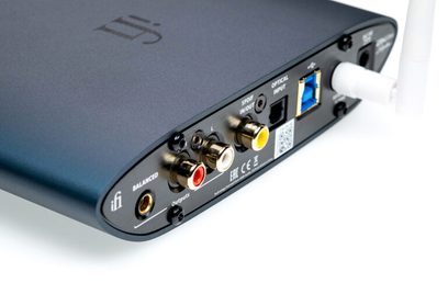 iFi Audio Zen One Signature audio DAC konvertors, skats no augšpuses, aizmugures savienojumi, matēta melna korpusa, RCA, USB, optiskās, koaksiālās pieslēgvietas