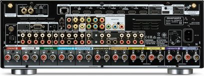 Frontvisning af en sort Marantz SR6014 hjemmebiografsforstærker med talrige stik, knapper og drejeknapper på forsiden