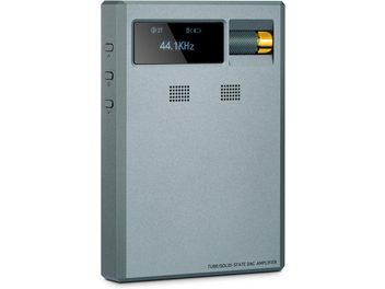 Convertitore audio portatile Cayin RU9 in alluminio grigio opaco, vista frontale leggermente in prospettiva, dotato di uno schermo nero che mostra 44.1 kHz, una ghiera testurizzata verde metallizzato con punta dorata, due griglie di aerazione perforate e tre pulsanti laterali.