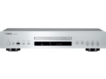 Lector CD Yamaha CD-S303 argintiu, vedere frontală, față argintie cu afișaj digital, butoane și mufe pe față
