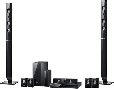 Sort Samsung HT-C6930W hjemmebiografsystem bestående af to højttalertårne, en subwoofer, en soundbar og fem satellithøjttalere