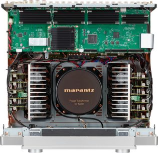 Marantz Cinema 30 svart hjemmekinoforsterker sett fra innsiden, grønne kretskort, toroidal transformator