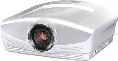 Mitsubishi HC5 hvid videoprojektor set forfra, med afrundet form med centralt objektiv og sideventilationsriste