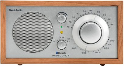 Namizni radio Tivoli Model One BT, češnja srebrna z aluminijasto sprednjo ploščo, velik okrogel gumb in zvočnik levo, pogled od spredaj