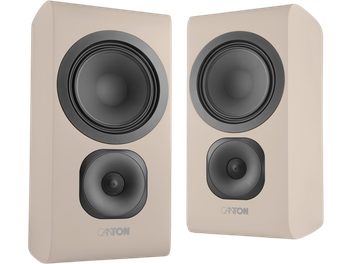 Paar Canton Vento 31 boekenplankspeakers zand, beige zandafwerking met zwarte luidsprekers in driekwart vooraanzicht
