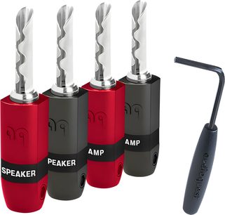 Beyaz arka plan üzerinde önden görülen dört kırmızı ve siyah Audioquest Amp Speaker muz fişi ve bir siyah çatal