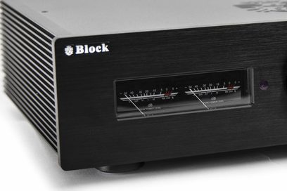 Amplificateur de puissance haute-fidélité Block A-200 noir en aluminium brossé, vue de trois-quarts avant gauche, avec façade équipée d’un VU-mètre à aiguilles et ailettes de ventilation latérales