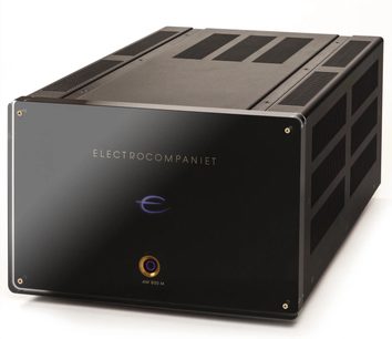 Wzmacniacz mocy Electrocompaniet AW800M w kolorze czarnym, przedni panel z logo, kratkami wentylacyjnymi, widok z trzech czwartych