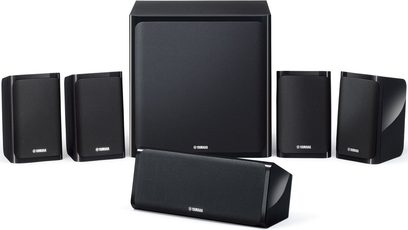 Yamaha BD-Pack 498 mājas kinozāles sistēma, kas sastāv no melna zemfrekvenču skaļruņa un 5 melniem satelītskaļruņiem, skats no priekšpuses