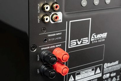 Subwoofer SVS PB-1000 PRO černý jasan, detailní pohled na konektory a ovládací prvky, červená a černá tlačítka