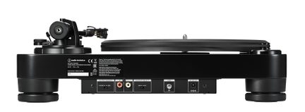 Juoda „Audio-Technica“ vinilinė patefoninė plokštelė, vaizdas iš galo, RCA jungtys, fono/line selektorius ir įžeminimo gnybtas