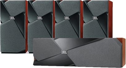 Pakke med 5 bogreolhøjttalere JBL Studio 130 og Studio 120C i kirsebærtræsfinish, set forfra og 3/4 bagfra