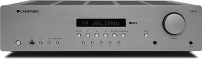 Cambridge Audio AX-R85 stereo hi-fi forstærker i sølv, set forfra, FM-display 106,20 MHz, knapper og kontroldrejeknap