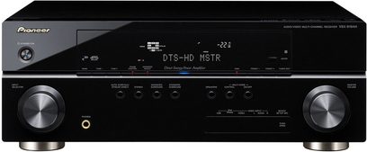 Pioneer VSX-919AH hjemmebiograf-forstærker, set forfra, sort frontpanel med blåt display, sølvfarvede knapper og drejeknapper, to indbyggede højttalere