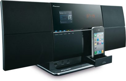 Sort Pioneer X-SMC3 hi-fi-anlæg, set forfra, med iPhone-dock, LCD-skærm, CD-afspiller og indbyggede højttalere