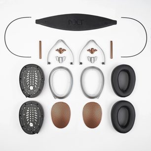 Åben kablet hi-fi-hovedtelefon Meze Audio Poet i eksploderet visning, komponenter på linje: hovedbøjle, ørekopper, puder, gitre, metaldele