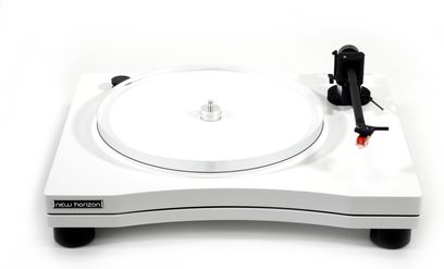 New Horizon 202 witte platenspeler, witte afwerking. Zwarte tonarm met element. Rode knop aan de zijkant