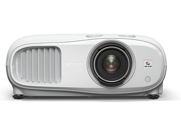 Бял видеопроектор Epson EH-TW7100, изглед отпред, центриран обектив, странични вентилационни решетки, лого 3LCD