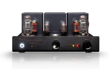 Cayin CS-300A integreret stereo rørforstærker i sort børstet metal, set forfra, rektangulær front med stor, baggrundsbelyst volumenkontrol i midten, oplyst tænd/sluk-knap og hovedtelefonudgang til venstre, grønne og røde indikatorlamper til højre, toppen udstyret med flere cylindriske gløderør
