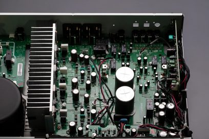 Marantz PM6007 sudraba zelta hi-fi stereo pastiprinātājs, priekšējais iekšējais skats, elektroniskie ķēžu loki un komponenti uz zaļās plates