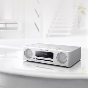 Rádio Yamaha TSX-B235 bílé, pohled zepředu, umístěné na bílé ploše, modrý displej „BT iPhone“, šedé reproduktory
