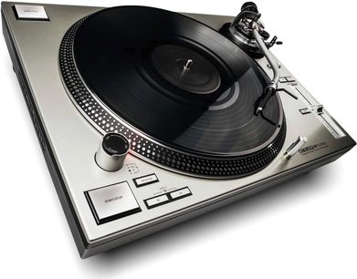 Toca-discos Reloop RP 7000 MK2 prata vista superior, prato preto, braço de leitura prateado, controles e botões na lateral
