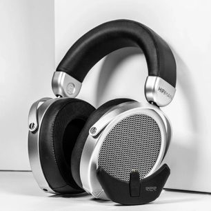 Hifiman Deva Pro trådløse hodetelefoner, lukket omsluttende design, sølv- og svart farge, vist i trekvartprofil