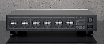 Condicionador de energia GigaWatt PowerPrime prata, 6 tomadas, interruptor, luzes indicadoras, conector IEC, caixa metálica
