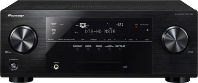 Forsiden af en sort Pioneer VSX-1122 hjemmebiografsforstærker med centralt LCD-display, knapper, drejeknapper og indbyggede højttalere