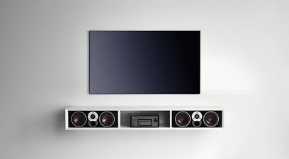 Biała drewniana szafka audio-wideo Clic Classic Series model 131, widok z przodu, trzy wnęki, wzmacniacz pośrodku, głośniki po bokach
