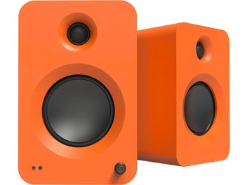 Twee mat oranje Kanto REN smart speakers, rechthoekige kunststof behuizingen met afgeronde hoeken, centrale zwarte woofer, verzonken tweeter, indicatorlampjes en draaiknop, driekwart vooraanzicht
