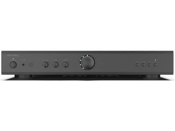 Rotel A8 melnais stereo hi-fi integrētais pastiprinātājs, skats no priekšpuses, apaļas pogas, centrālais ciparnīca, cilindriskas kājas, gluda virsma