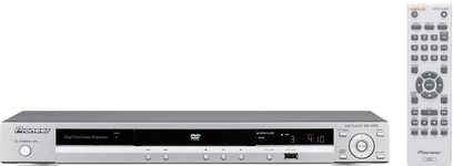 Pioneer DV-410V Blu-ray přehrávač, pohled zepředu, stříbrná barva, čelní panel s displejem, tlačítky a zásuvkou na disk