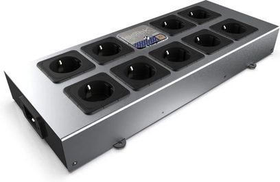 IsoTek EVO3 Corvus sølvfarvet strømskinne med 9 sorte stikkontakter, set fra oven i let fugleper-spektiv