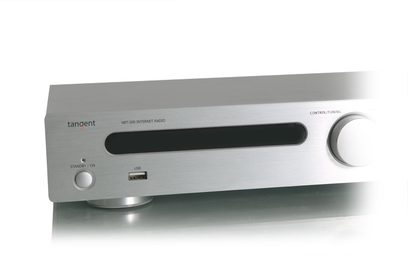 Tangent NET200 netværkstuner i børstet aluminium med display, USB-port, kontrolknap og hovedtelefonstik på forsiden