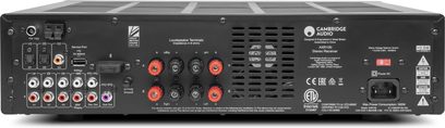 Cambridge Audio AX-R100 stereo hi-fi forstærker i sølv, set forfra, frontpanel med knapper, stik og skærm, i børstet metal