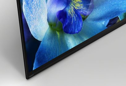 Sony KD-55AG8 fladskærms-OLED-TV med blå blomsterbillede, set forfra i nærbillede på hvid baggrund