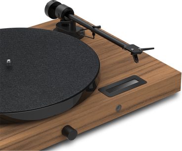 Hi-fi vinila atskaņotājs Juke Box E1 riekstkoka apdarē ar melnu apaļu disku, melnu tonarmu, melnu rotējošo pogu un koka korpusu