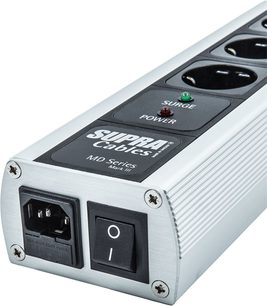 Multipresa Supra MainBlock MD06-EU/SP MK3 con corpo rettangolare in metallo, 6 prese, interruttore nero, indicatori luminosi rosso e verde