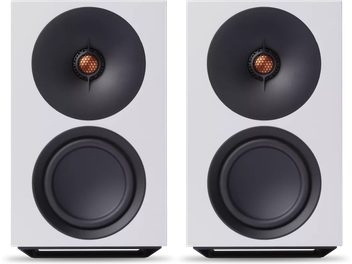 Bílé aktivní reprosoustavy Cambridge Audio L/R M, kompaktní pár s černými kulatými reproduktory a měděným centrálním tweeterem