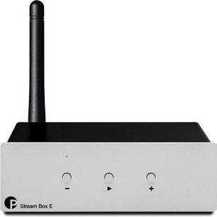 Sieciowy odtwarzacz audio Pro-Ject Stream Box E w kolorze srebrnym i czarnym z pionową anteną, widok z przodu