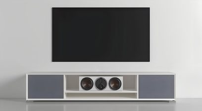 Televizoriaus staliukas Clic Classic Series modelis 241, balta mediena, pilkos audinio durelės, niša su 3 garsiakalbių kolonėle