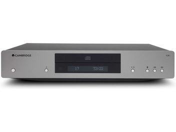 Odtwarzacz CD Cambridge Audio CXC V2 w kolorze antracytowym z wykończeniem w kolorze srebrnym, widok z przodu, niebieski wyświetlacz cyfrowy, minimalistyczna obudowa