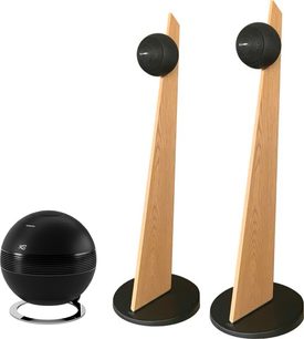 Pakke 2.1 Cabasse iO3 mat sort på lyse egetræsfødder og Cabasse The Pearl SUB mat sort sfærisk subwoofer, set forfra let fra siden, runde satellithøjttalere monteret øverst på trekantede træstativer, rillet subwoofer placeret på cirkulær base