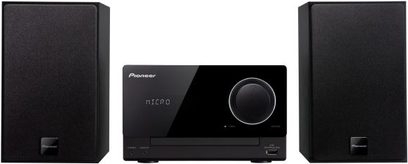 Sort Pioneer X-CM31 hi-fi-minianlæg bestående af to højttalere og en central enhed med skærm, knapper og CD-afspiller